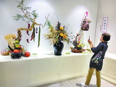 园博馆展出70组插花作品 展览将一直持续至10月7日